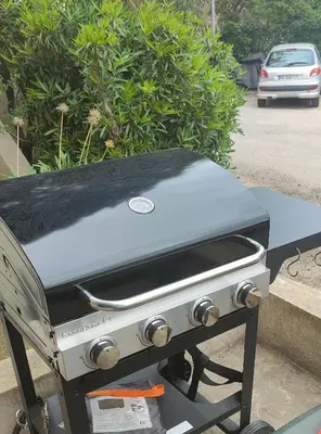 Barbecue disponible mis à disposition des clients de l'appartement
