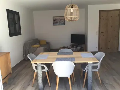 Télévision ou salle de divertissement dans l'établissement Villa à 900 m de la plage de Lozari