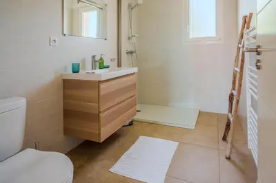 Salle de bains dans l'établissement Villa Clara piscine chauffée