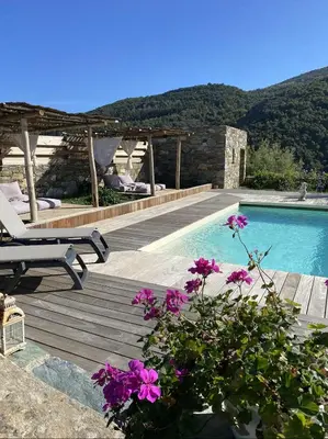 Piscine de l'établissement Chambres d'hôtes et studios de charme - A Mandria ou située à proximité