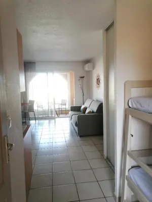 Un ou plusieurs lits dans un hébergement de l'établissement Studio 4 personnes bord de mer avec piscine wifi