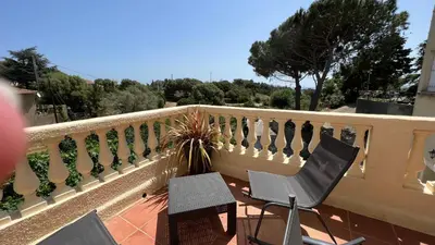 Balcon ou terrasse dans l'établissement Appartement calme avec terrasse proche du centre ville et de la mer, parking, internet