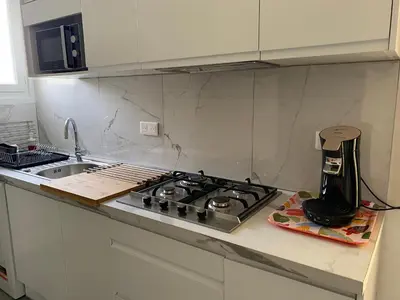 Cuisine ou kitchenette dans l'établissement Appartement calme avec terrasse proche du centre ville et de la mer, parking, internet