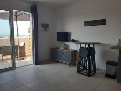 Télévision ou salle de divertissement dans l'établissement Studio les pieds dans l'eau vue sur mer