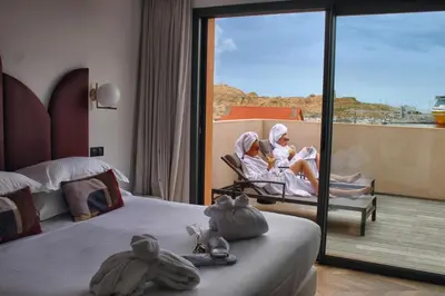 Un ou plusieurs lits dans un hébergement de l'établissement Hôtel & Spa Rocabella