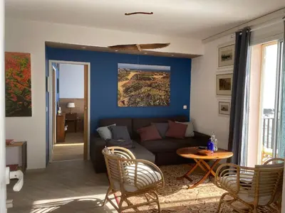 Coin salon dans l'établissement Une grande terrasse sur la mer