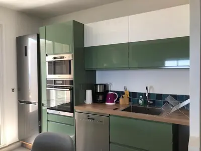 Cuisine ou kitchenette dans l'établissement Une grande terrasse sur la mer