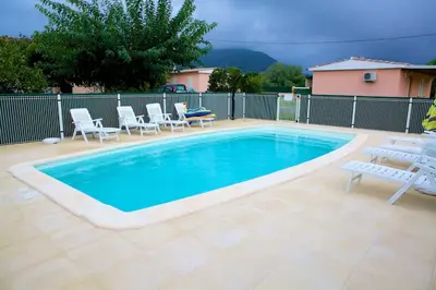 Piscine de l'établissement Locations l'Inzecca ou située à proximité