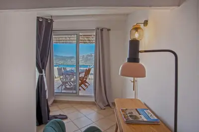 Vue générale sur la mer ou vue sur la mer prise depuis l'appartement