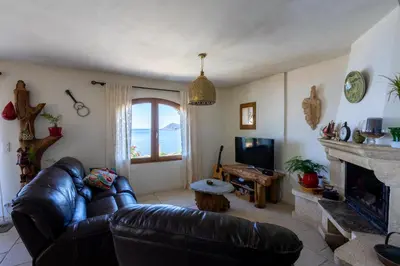 Télévision ou salle de divertissement dans l'établissement Logement de charme avec piscine privative