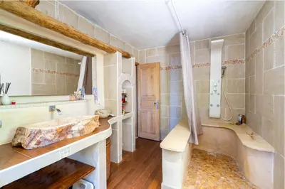 Salle de bains dans l'établissement Maison de charme avec piscine privée
