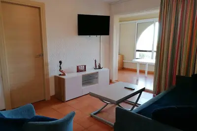 Télévision ou salle de divertissement dans l'établissement Appartement les pieds dans l'eau 300 m plage - 2 piscines
