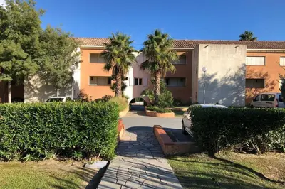 Jardin de l'établissement Appartement les pieds dans l'eau 300 m plage - 2 piscines