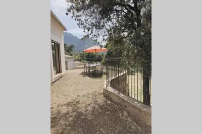 Vue générale sur la montagne ou vue sur la montagne depuis la villa