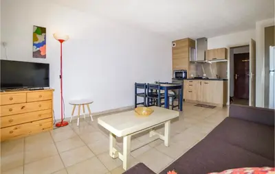 Cuisine ou kitchenette dans l'établissement 1 Bedroom Amazing Apartment In Prunete