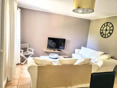 Télévision ou salle de divertissement dans l'établissement Cap Corse une villa dans un nid de verdure