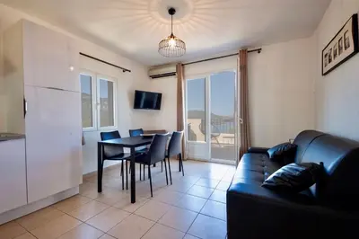 Télévision ou salle de divertissement dans l'établissement La Citadelle Appartements
