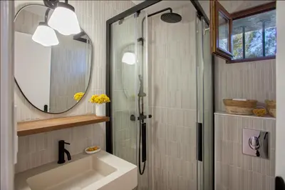 Salle de bains dans l'établissement Villa bodri, maison en pierre avec vue mer et piscine chauffée