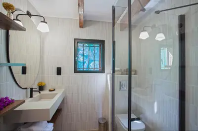 Salle de bains dans l'établissement Villa bodri, maison en pierre avec vue mer et piscine chauffée