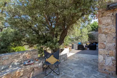 Jardin de l'établissement Villa bodri, maison en pierre avec vue mer et piscine chauffée