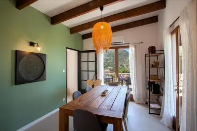 Coin salon dans l'établissement Villa bodri, maison en pierre avec vue mer et piscine chauffée