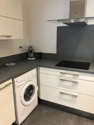 Cuisine ou kitchenette dans l'établissement T3 moderne et spacieux à BASTIA