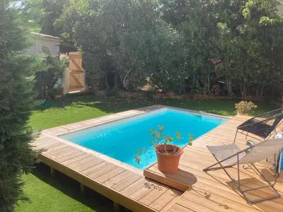 Piscine de l'établissement Maison pieds dans l eau avec piscine et clim ou située à proximité