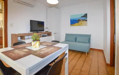Télévision ou salle de divertissement dans l'établissement 1 Bedroom Nice Apartment In Monticello