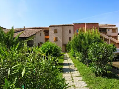 Jardin de l'établissement Studio 2 ou 3 people, 150 m beach, near Ghisonaccia