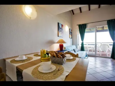 Coin salon dans l'établissement Four rooms apartment Ghisonaccia - 150 m from the beach