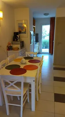 Cuisine ou kitchenette dans l'établissement Maison duplex 2 chambres, avec jardin, 800m plage
