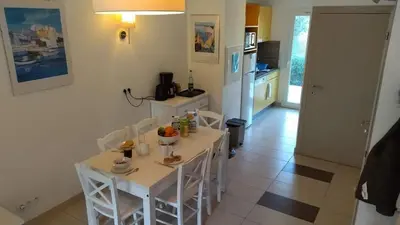 Cuisine ou kitchenette dans l'établissement Maison duplex 2 chambres, avec jardin, 800m plage