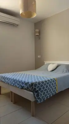 Un ou plusieurs lits dans un hébergement de l'établissement Maison duplex 2 chambres, avec jardin, 800m plage