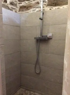 Salle de bains dans l'établissement Bergerie tout confort L'immortelle