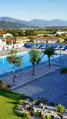 Piscine de l'établissement hôtel résidence a torra ou située à proximité