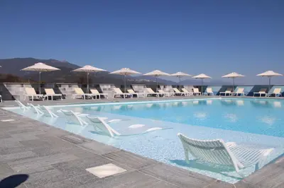 Piscine de l'établissement hôtel résidence a torra ou située à proximité