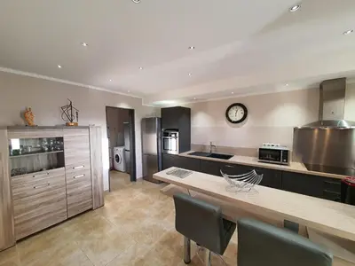 Cuisine ou kitchenette dans l'établissement Appartement Piovanacce - T3 avec pisicne privée 10min de Saint-Florent