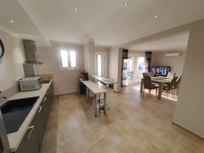Télévision ou salle de divertissement dans l'établissement Appartement Piovanacce - T3 avec pisicne privée 10min de Saint-Florent