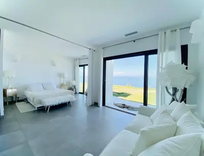 Un ou plusieurs lits dans un hébergement de l'établissement Villa prestige au bord de l'eau- Pietracorbara