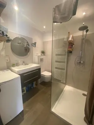 Salle de bains dans l'établissement Appartement hypercentre Bastia vue mer et petite terrasse