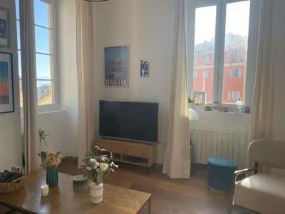 Télévision ou salle de divertissement dans l'établissement Appartement hypercentre Bastia vue mer et petite terrasse