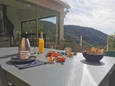 Vue générale sur la montagne ou vue sur la montagne depuis la maison d'hôtes