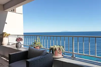 Vue générale sur la mer ou vue sur la mer prise depuis l'appartement