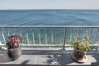 Vue générale sur la mer ou vue sur la mer prise depuis l'appartement