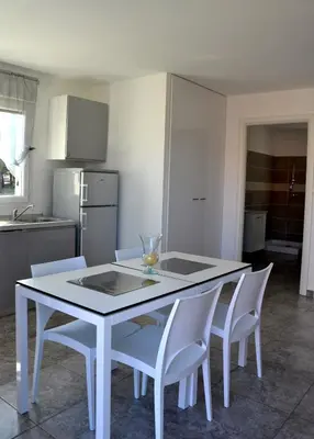 Cuisine ou kitchenette dans l'établissement T-2 air conditioning close to the sea - equipped beach - Santa Lucia di Moriani