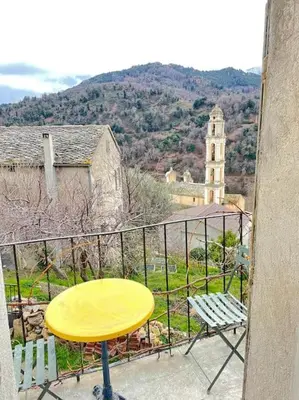 Vue générale sur la montagne ou vue sur la montagne depuis la maison de vacances