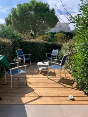 Jardin de l'établissement Charmante petite maison dans résidence avec piscine chauffée à 600 m de la plage