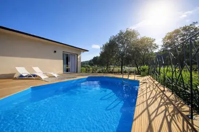 Piscine de l'établissement Domaine U Filanciu - Centru di Corsica ou située à proximité