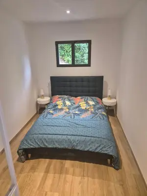 Un ou plusieurs lits dans un hébergement de l'établissement Rez de villa avec piscine privée, wifi, jardin clôturé