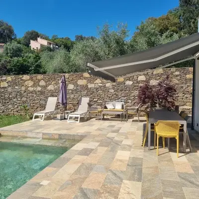Rez de villa avec piscine privée